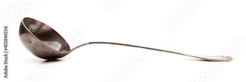 Echte silberne Schuppenkelle auf weissem Hintergrund