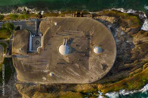 RI - Rio de Janeiro, RJ. 13/09/2020. Coronavírus - Domingo de Sol com Praias do Rio lotadas. NA FOTO: Arpoador e Ipanema. Fotografia: Brenno Carvalho /  Agência O Globo. DRONE. Copacabana Fort