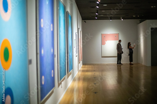 RI - Rio de Janeiro, RJ. 16/09/2020. Reabertuda parcial do Centro Cultural Banco do Brasil (CCBB) no centro do Rio. Movimentação dento do Museu. Fotografia: Brenno Carvalho / Agência O Globo.