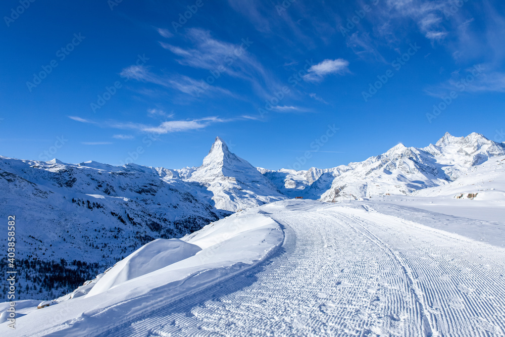 Obraz na plátně Hiking path in front of the Matterhorn  in the morning light in winter