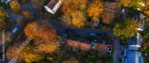 Photography Luftbild eines Straßenzuges mit Herbstfarbenen Bäumen