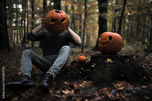 Halloween - Kleiner und großer Kürbis im Wald - Herbst