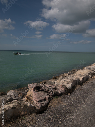 Pescadores en lancha en mar abierto en Campeche, México
