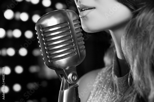 Canvas Print Gorgeous singer woman in with retro microphone on restaurant stage