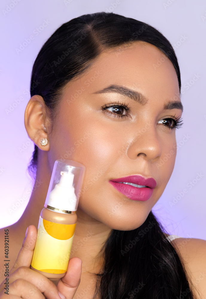 Latina Amante del maquillaje promocionando base cosmética para piel morena  foto de Stock | Adobe Stock