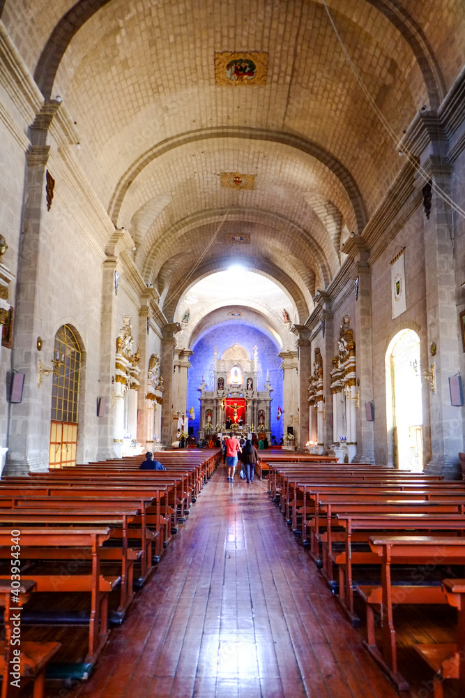 南米ペルー、リマで立ち寄った教会の中の風景