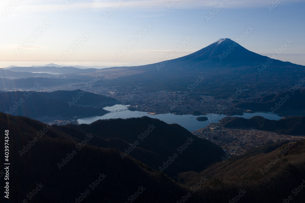 新道峠から望む富士山と河口湖　空撮