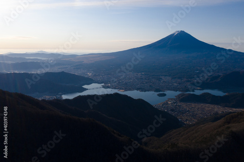 新道峠から望む富士山と河口湖 空撮