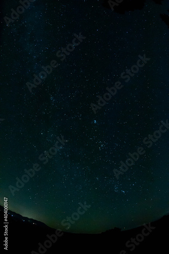 山並みと冬の星空