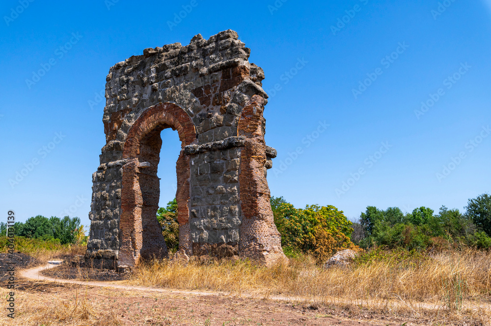 Φωτογραφία Detail of the ruins of an arch of the claudio aqueduct, in the regional park of