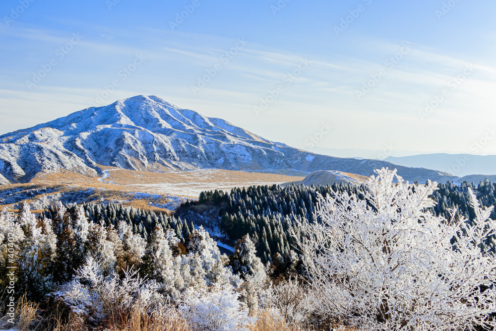 杵島岳登山道から見た冬の烏帽子岳　熊本県阿蘇市　Eboshidake in winter seen from Mt.Kijimadake Trail Kumamoto-ken Aso city