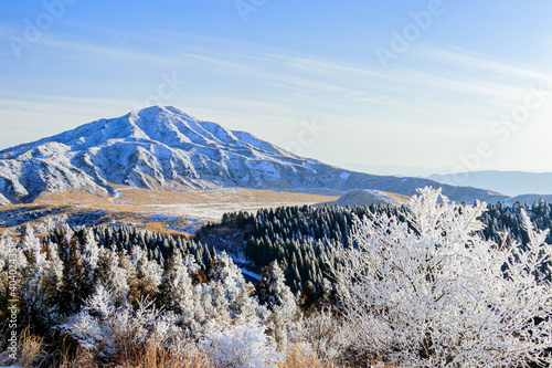 杵島岳登山道から見た冬の烏帽子岳　熊本県阿蘇市　Eboshidake in winter seen from Mt.Kijimadake Trail Kumamoto-ken Aso city photo