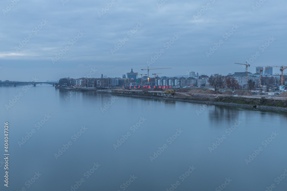 Kaiserbrücke in Mainz an einem Wintermorgen