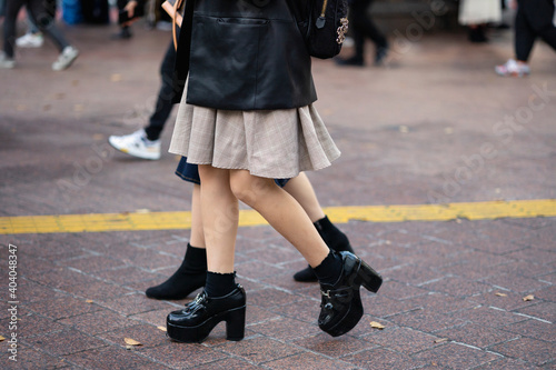 厚底ブーツで渋谷駅前を歩く少女の足元 © paru