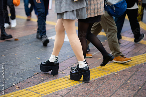 厚底ブーツで渋谷駅前を歩く少女の足元