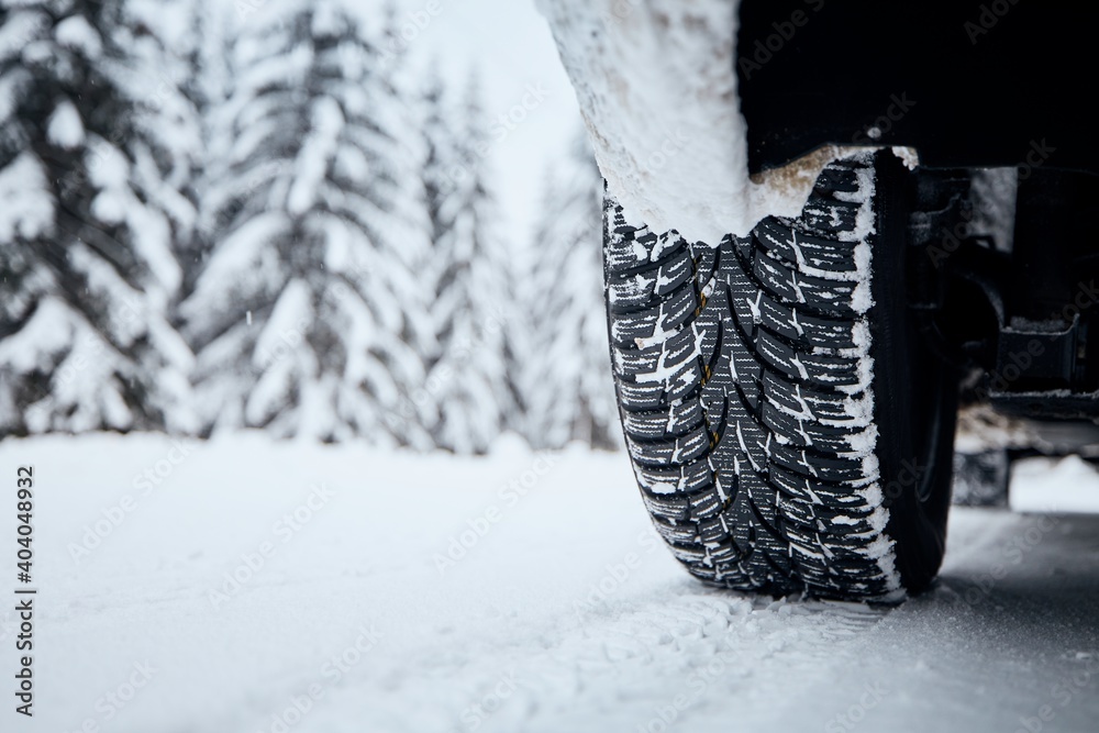 Φωτογραφία Close-up view of tire of car on snow covered and icy road