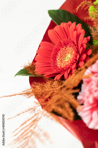 Strauß mit roten Blumen für den Valentinstag photo