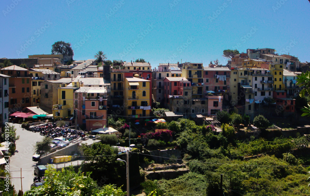 Fototapeta premium Corniglia in der Cinque Terre in Italien, Blick auf eine Häuserzeile an einem schönen Spätsommertag