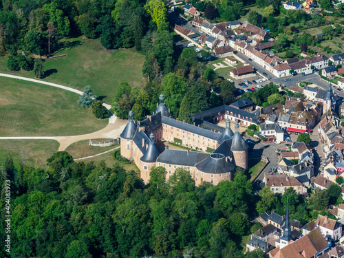 vue aérienne du château de Saint-Fargeau dans l'Yonne en France