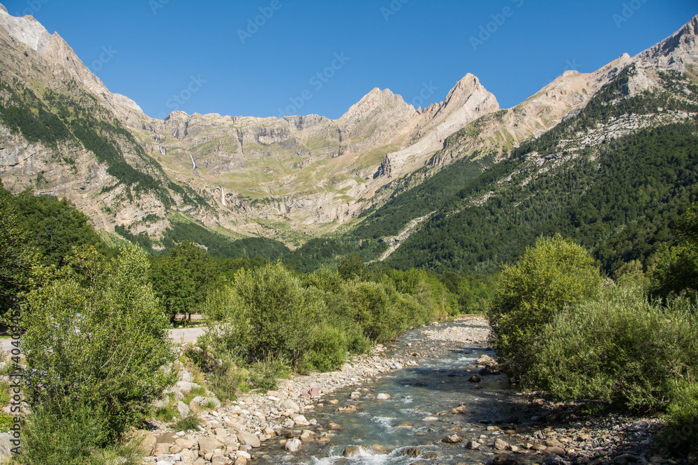 Valle de la Pineta. Pirineo Aragonés. Paisaje de alta montaña