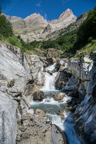 Cascadas en el valle de la Pineta. Bielsa. Pirineo Aragonés. Paisaje Alpino