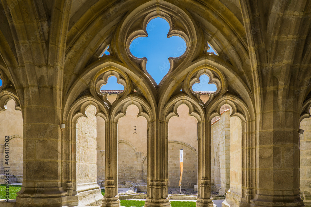 Obraz premium the ogival arch of the gothic cloister in the La Chaise Dieu abbey in Auvergne, France