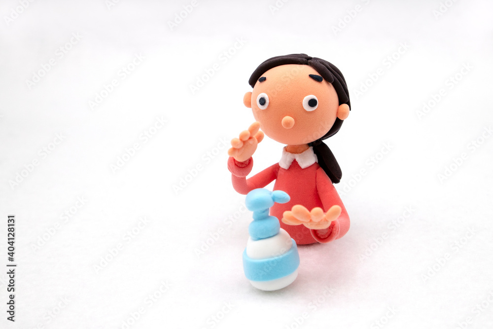 粘土の手を消毒する女性 粘土の手を消毒する女性