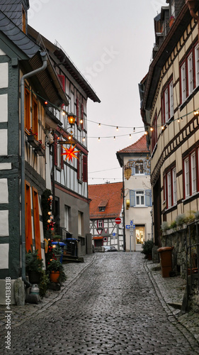 Mittelalterliche enge Gasse aus Fachwerkhäusern und Kopfsteinpflaster in der Altstadt von Kronberg im Taunus