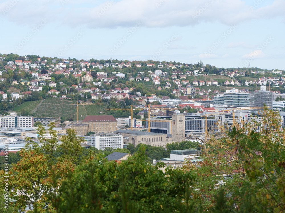 Fototapeta premium Panoramablick über das Stadtzentrum von Stuttgart, der Landeshauptstadt von Baden-Württemberg