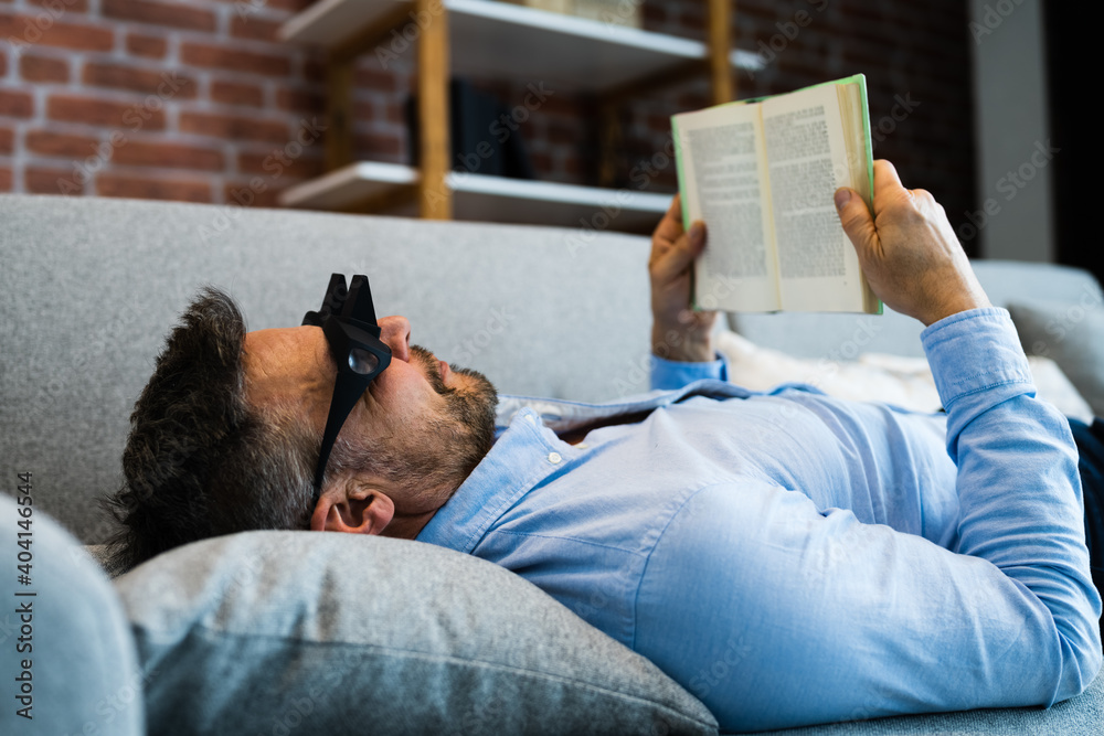 Obraz premium Man Using Lazy Reading Prism Glasses