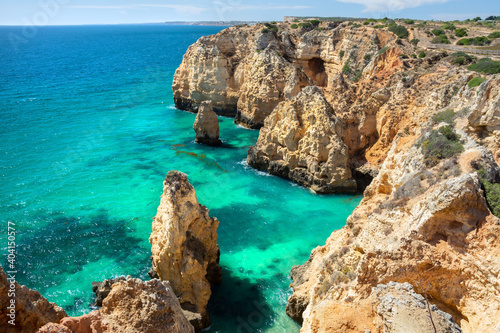 wunderschönes Meer und goldene Felsen in Algarve
