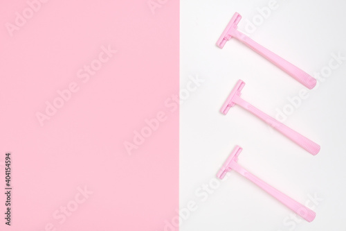 Pink disposable plastic woman razor blade for shaving, body care and unwatred hair removing on legs, armpits and face, flat lay with copy space © ReaLiia