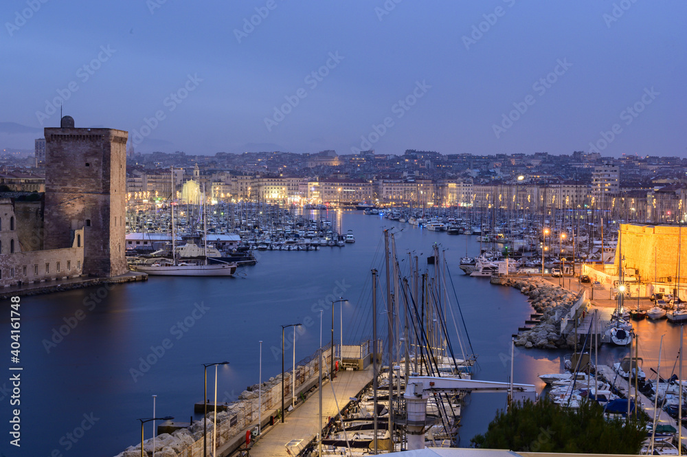 Le vieux port de Marseille vue de nuit