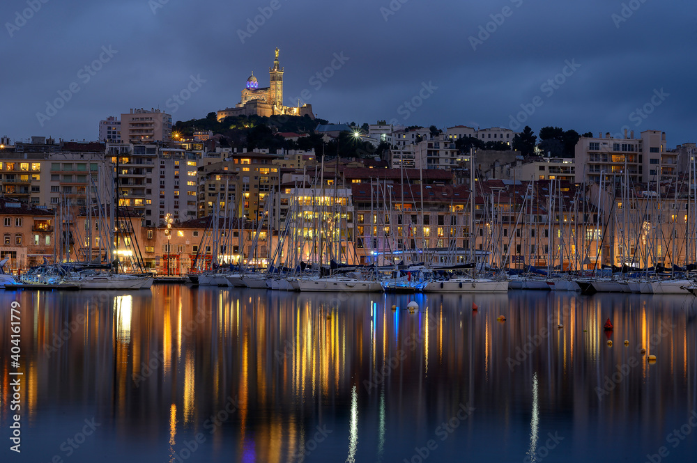 Notre Dame de la Garde et le vieux port à Marseille vue de nuit