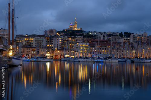 Notre Dame de la Garde et le vieux port à Marseille au crépuscule