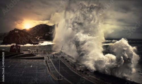 Foto Ola gigante en San Sebastian con las mareas vivas.