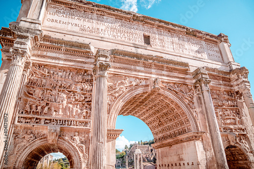 Septimius-Severus-Bogen - Triumphbogen auf dem Forum Romanum in Rom, Italien photo