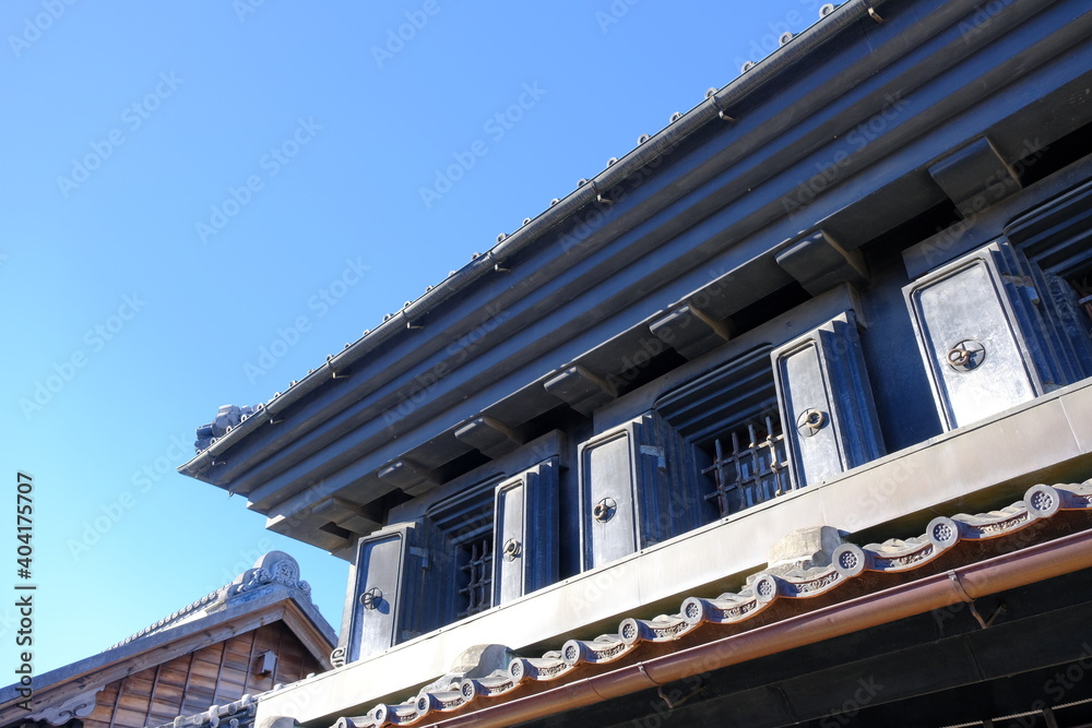 小江戸川越　蔵造りの町並み　土蔵の観音開きが青空に映える