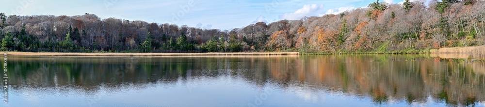 晩秋の八幡平大沼のパノラマ紅葉情景@秋田 晩秋の八幡平大沼のパノラマ紅葉情景@秋田