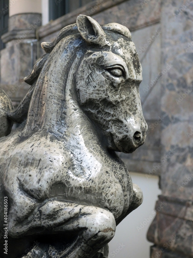馬の彫像　日本　築地本願寺　