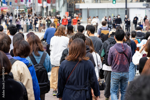 渋谷スクランブル交差点を渡る人たちの風景
