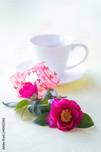 ハートのリボンと美しい山茶花とコーヒー