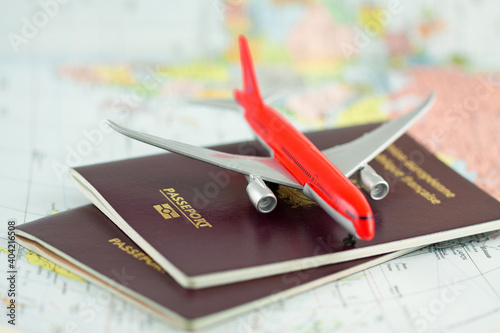 Avion bimoteurs sur passeports et carte du monde