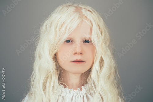 Tablou pe pânză Beautiful little girl