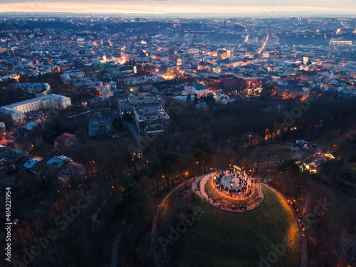 Fotografia aerial view of high castle and nigh lviv city