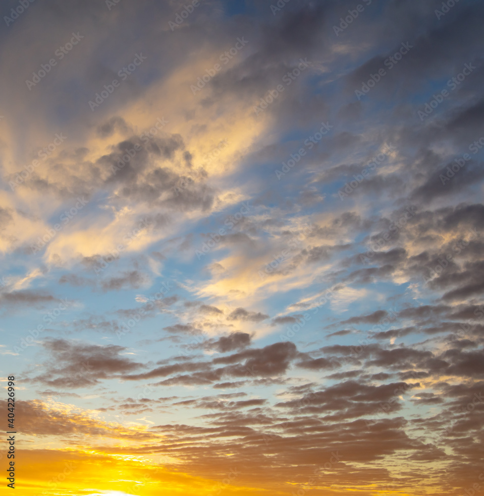 Obraz premium Clouds in the sky at sunset.