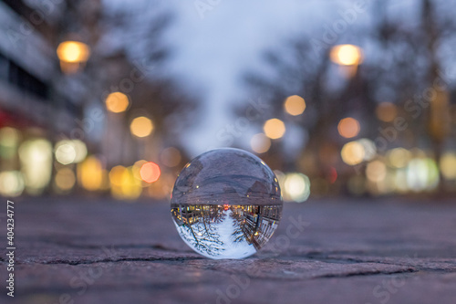 Glaskugelfotografie in der Ludwigstraße in Mainz  photo