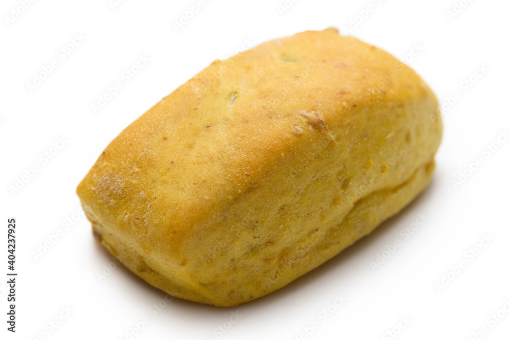 Delizioso panino con curcuma isolato su fondo bianco