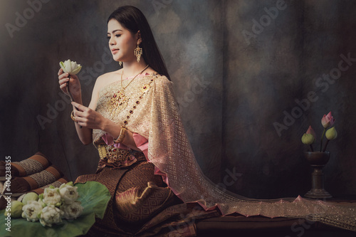 фотографія Thai women wearing Thai traditional dress and prepare lotus flower for Buddhism