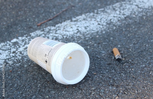 Kaffeebecher und Eine Zigarette auf dem Boden